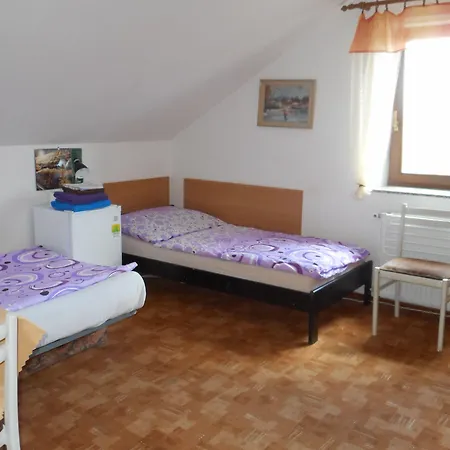 U Lesa Konukevi 3*