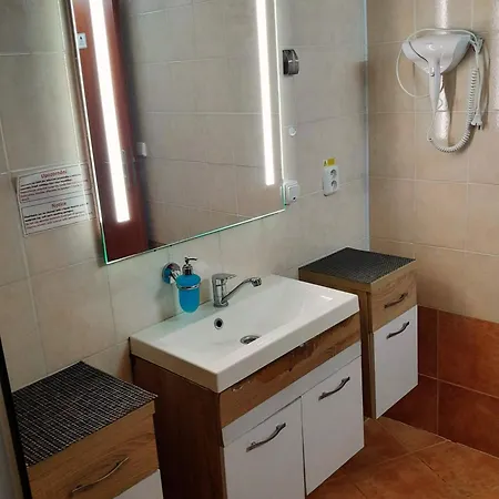 U Lesa Pensión 3*